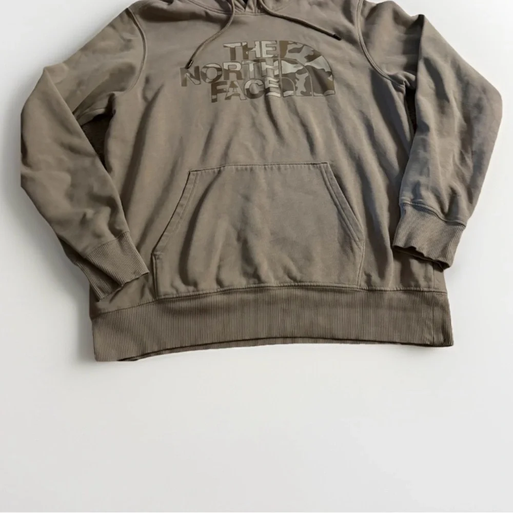The North Face Mens Pullover Hoodie Medium Beige Tan Camo Logo Sweatshirt